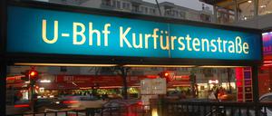 Schild des U-Bahnhofs Kurfürstenstraße.