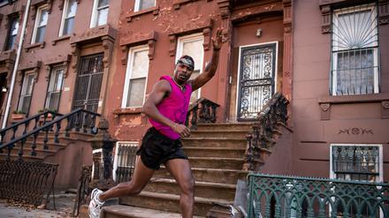 Laufbekleidung von Satisfy für den Lauf durch die Stadt.