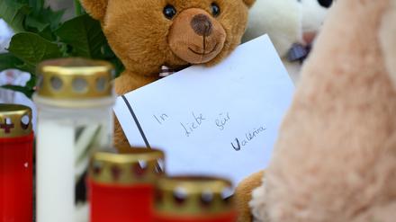 Ein Brief mit der Aufschrift „In Liebe für Valeriia“, Teddybären, Blumen und Kerzen sind in der Nähe der Wohnung des getöteten Mädchens in Döbeln abgelegt worden.