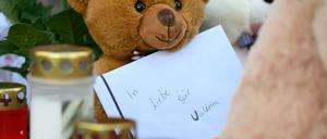 Ein Brief mit der Aufschrift „In Liebe für Valeriia“, Teddybären, Blumen und Kerzen sind in der Nähe der Wohnung des getöteten Mädchens in Döbeln abgelegt worden.