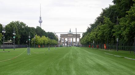 Rasen, so weit das Auge reicht: Die temporäre Fußgängerzone auf der Straße des 17. Juni.