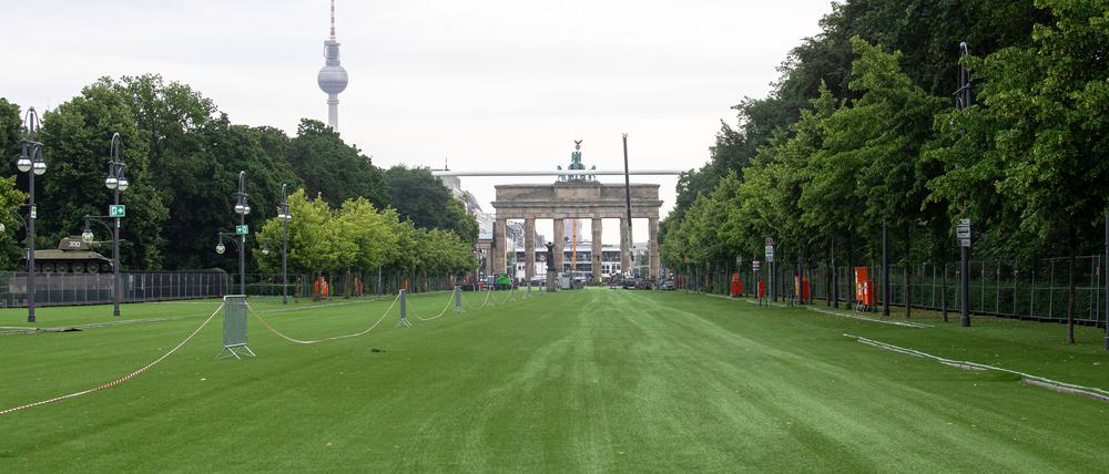 Rasen, so weit das Auge reicht: Die temporäre Fußgängerzone auf der Straße des 17. Juni.