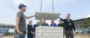 Für das neue Gewerbegebäude der Genossenschaft Karl Marx wurde in Babelsberg der Grundstein gelegt.