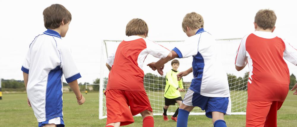 Fußball spielende Kinder.