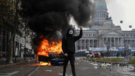 Das neue Gesetz von Präsident Milei hat vor dem Senatsgebäude heftige Proteste ausgelöst.