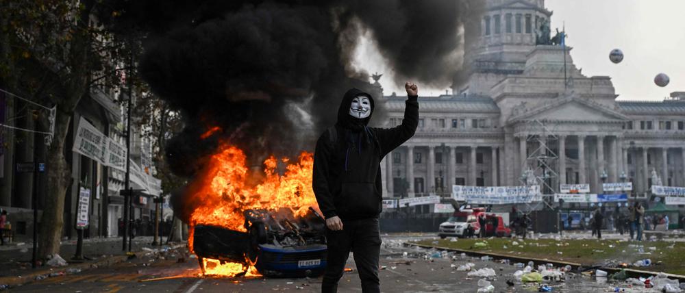 Das neue Gesetz von Präsident Milei hat vor dem Senatsgebäude heftige Proteste ausgelöst.