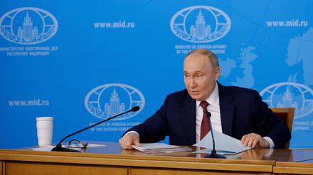 Der russische Präsident Wladimir Putin nimmt am Freitag an einem Treffen mit der Führung des russischen Außenministeriums in Moskau teil.