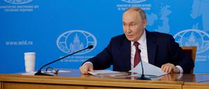 Der russische Präsident Wladimir Putin nimmt am Freitag an einem Treffen mit der Führung des russischen Außenministeriums in Moskau teil.