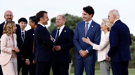 Italian Prime Minister Giorgia Meloni, European Council President Charles Michel, British Prime Minister Rishi Sunak, German Chancellor Olaf Scholz, Canadian Prime Minister Justin Trudeau, European Commission President Ursula von der Leyen, French President Emmanuel Macron and U.S. President Joe Biden stand together on the first day of the G7 summit, in Savelletri, Italy, June 13, 2024. REUTERS/Yara Nardi