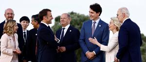 Italian Prime Minister Giorgia Meloni, European Council President Charles Michel, British Prime Minister Rishi Sunak, German Chancellor Olaf Scholz, Canadian Prime Minister Justin Trudeau, European Commission President Ursula von der Leyen, French President Emmanuel Macron and U.S. President Joe Biden stand together on the first day of the G7 summit, in Savelletri, Italy, June 13, 2024. REUTERS/Yara Nardi
