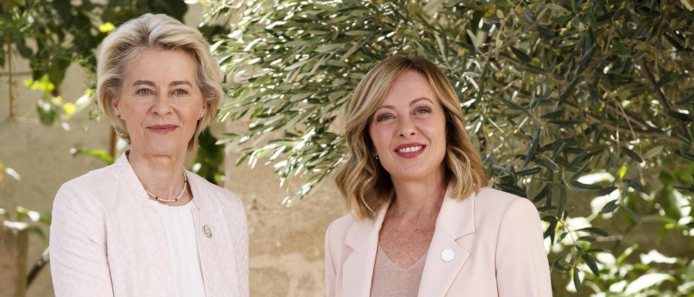 Begrüßung unter Olivenbäumen: Italiens Ministrerpräsidentin Giorgia Meloni (r.) und die EU-Kommissionschefin Ursula von der Leyen beim G7-Gipfel in Apulien.