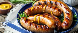 Ein Teller mit frisch gegrillten Bratwürsten.