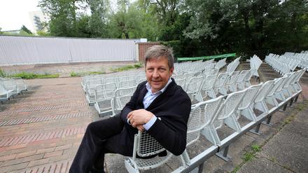 Kein Mann des Hätte-Hätte. Inselbühnen-Leiter Kaspar von Erffa musste 2024 Engerling absagen, guckt aber jetzt lieber nach vorn.