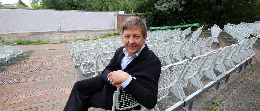 Kein Mann des Hätte-Hätte. Inselbühnen-Leiter Kaspar von Erffa musste 2024 Engerling absagen, guckt aber jetzt lieber nach vorn.