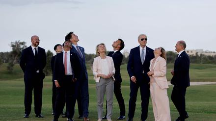 US-Präsident Joe Biden mit anderen Staats- und Regierungschef auf dem G7-Gipfel in Apulien – auch hier entstand ein Video, das den Amerikaner verwirrt darstellen sollte.
