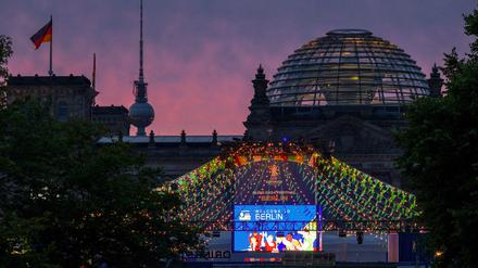 Die Berliner Fanmeile vor dem Brandenburger Tor. (Symbolbild)