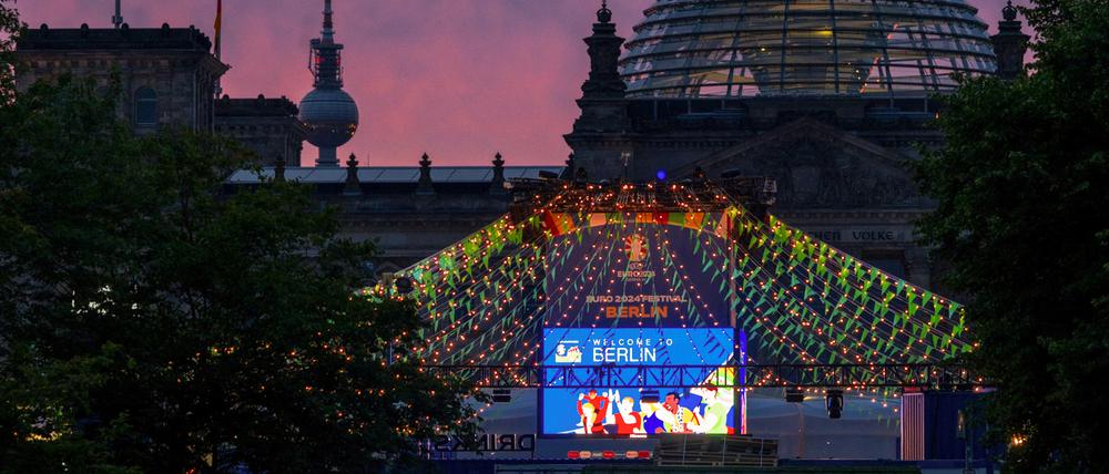 Die Berliner Fanmeile vor dem Brandenburger Tor. (Symbolbild)