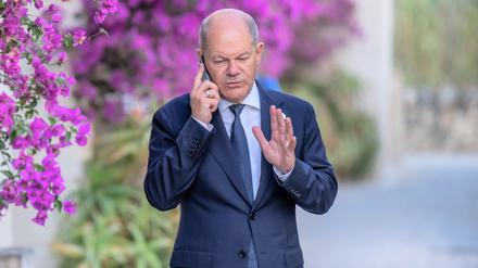 13.06.2024, Italien, Bari: Bundeskanzler Olaf Scholz (SPD) telefoniert beim Gipfeltreffen der G7-Staaten.