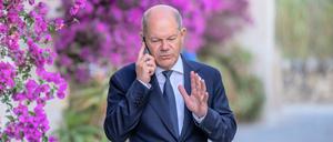 Bundeskanzler Olaf Scholz telefoniert beim Gipfeltreffen der G7-Staaten. 