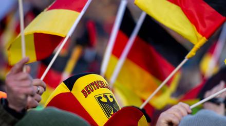 Die Bundesflagge weht, hier bei einer Sportveranstaltung.