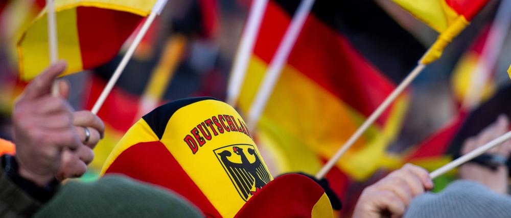 Die Bundesflagge weht, hier bei einer Sportveranstaltung.