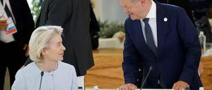Kanzler Olaf Scholz (R) und EU-Kommissionschefin Ursula von der Leyen.