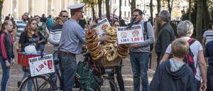 Ein Mann im Tiergarten nähe Brandenburger verkauft Brezeln, die sich in seinem Fahrradkorb stapeln. 