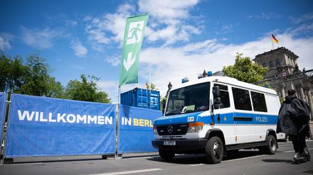 Ein Polizeiwagen an der Fanzone am Reichstag