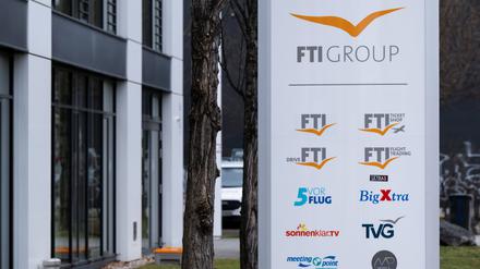 Das Logo des Reiseveranstalter FTI steht vor dem Firmensitz. 