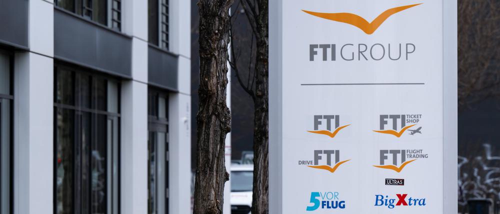 Das Logo des Reiseveranstalter FTI steht vor dem Firmensitz.