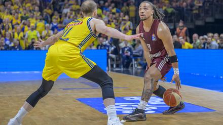 Carsen Edwards (rechts) war gegen Alba (im Bild Matt Thomas) der überragende Spieler beim FC Bayern München.