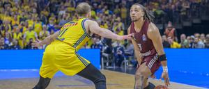 Carsen Edwards (rechts) war gegen Alba (im Bild Matt Thomas) der überragende Spieler beim FC Bayern München.