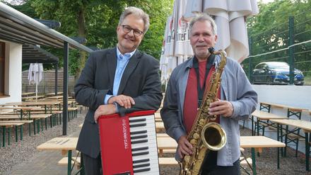 Sebastian Claudius Semler (links) und Uwe Dohnt leiten den Jazzverein und dessen Konzerte in einem Restaurant.