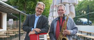 Sebastian Claudius Semler (links) und Uwe Dohnt leiten den Jazzverein und dessen Konzerte in einem Restaurant.