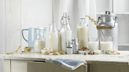 Vegane Lebensmittel (im Bild: auf pflanzlicher Basis hergestellte Milch) haben viele Vor-, aber auch einige Nachteile.