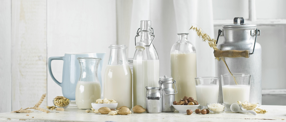Vegane Lebensmittel (im Bild: auf pflanzlicher Basis hergestellte Milch) haben viele Vor-, aber auch einige Nachteile.