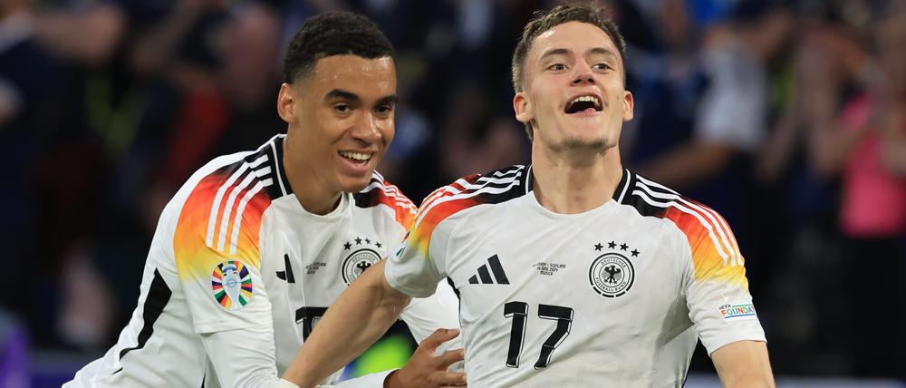 Jamal Musiala (links) und Florian Wirtz (rechts) feiern gemeinsam einen Treffer gegen Schottland.