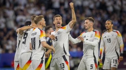Das DFB-Team feiert den EM-Auftaktsieg.