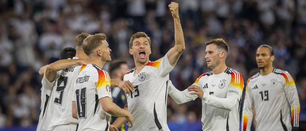 Das DFB-Team feiert den EM-Auftaktsieg.