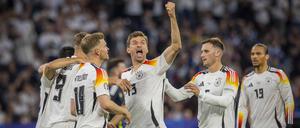 Das DFB-Team feiert den EM-Auftaktsieg.