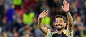 Zum Glück nicht verletzt. Ilkay Gündogan winkt nach dem Sieg. 