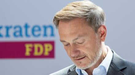 Christian Lindner von der FDP spricht auf einer Pressekonferenz. 