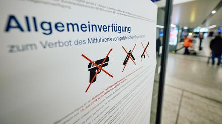 Eine Allgemeinverfügung zum Verbot des Mitführens gefährlicher Gegenstände wie Schusswaffen und Messer hängt während einer Pressekonferenz im Dortmunder Hauptbahnhof. 