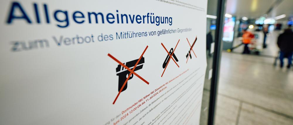 Eine Allgemeinverfügung zum Verbot des Mitführens gefährlicher Gegenstände wie Schusswaffen und Messer hängt während einer Pressekonferenz im Dortmunder Hauptbahnhof. 