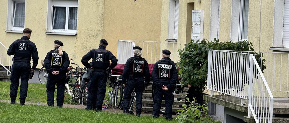 Polizisten stehen an einem Einsatzort, der möglichwerweise im Zusammenhang mit der Attacke in Wolmirstedt steht.