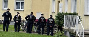 Polizisten stehen an einem Einsatzort, der möglichwerweise im Zusammenhang mit der Attacke in Wolmirstedt steht.