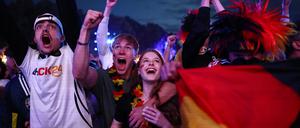 Deutschland-Fans feiern beim Public Viewing in der Fanzone am Brandenburger Tor beim Eröffnungsspiel der Fußball-EM das erste Tor für Deutschland.