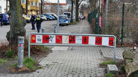 Zustände an der Oderstraße: Eine Banke versperrt den Weg.