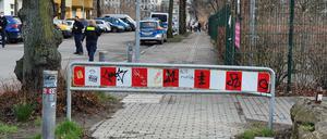 Zustände an der Oderstraße: Eine Banke versperrt den Weg.