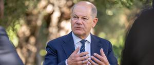 Bundeskanzler Olaf Scholz (SPD), spricht bei einem TV-Interview nach Abschluss des Gipfels der G7-Staaten. 